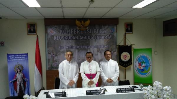 Uskup Keuskupan Agung Jakarta Monsinyur (Mgr) Ignatius Suharyo (tengah) saat konferensi pers di Gereja Katedral, Jakarta Pusat, Kamis (5/9/2019). (Foto: iNews.id/Aditya Pratama)