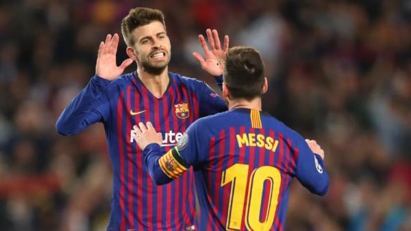 Pique Messi Bek Barcelona Gerard Pique mengerang kesakitan setelah berbenturan dengan pemain Atletico Madrid Vitolo pada pada jornada ke-15 La Liga di Estadio Wanda Metropolitano, Senin (2/12/2019) dini hari WIB. (Foto Headtopics)