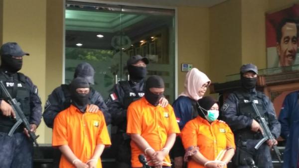 Tiga rekan Aulia Kesuma, pembunuh suami dan anak tiri, saat dihadirkan dalam konferensi pers di Mapolda Metro Jaya, Jumat (6/9/2019). (Foto: iNews.id/Aditya Pratama)