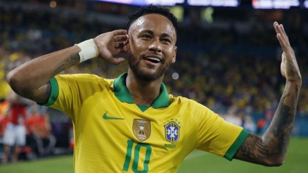 Neymar 111 Neymar menyaksikan laga Piala Davis di Madrid, Selasa (19/11/2019) waktu setempat. (Foto: JAVIER SORIANO/AFP)