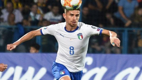 Gelandang Chelsea Ross Barkley (kiri) dan Jorginho merayakan gol mereka ke gawang Liverpool pada putaran kelima Piala FA di Stamford Bridge, Rabu (4/3/2020) dini hari WIB. (Foto: AFP)