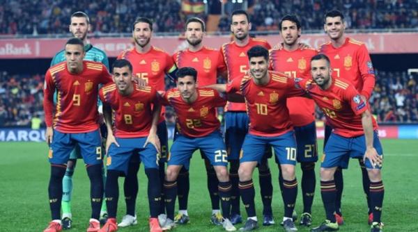 Pemain Timnas Spanyol Santi Cazorla (kiri) dan Gerard Moreno  (kanan). (Foto: CRISTINA QUICLER/AFP)