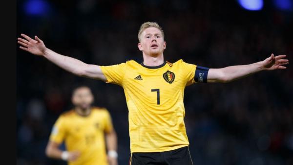 Pemain Manchester City Sergio Aguero dan Kevin De Bruyne merayakan gol timnya saat mengalahkan Sheffield United di Bramall Lane, Rabu (22/1/2020) dini hari WIB. (Foto