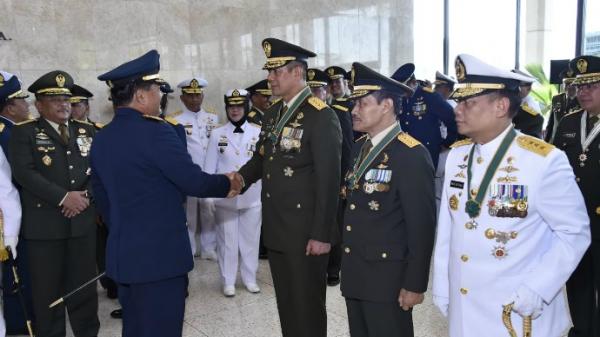Panglima TNI Marsekal Hadi Tjahjanto memberikan selamat kepada Kepala BNPB Letjen TNI Doni Monardo usai menerima Tanda Kehormatan Bintang Dharma di Ruang Hening Gedung Soedirman Mabes TNI, Cilangkap, Jakarta Timur, Selasa (10/9/2019). (Foto: istimewa)