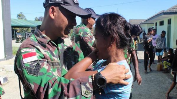 Tangis Haru Warga Eban Lepas Kepergian Yonif Mekanis 741 Yang Akhiri Tugas