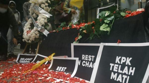 Aksi tabur bunga di Gedung KPK Jakarta, Jumat (13/9/2019). (Foto: iNews.id/Ilma de Sabrini)