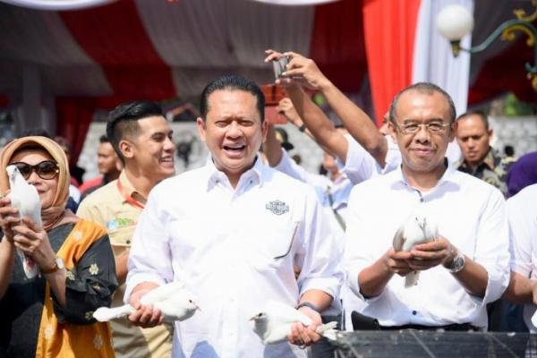 Ketua DPR RI Bambang Soesatyo saat membuka Pameran dan Lomba Burung Berkicau di DPR RI, Jakarta, MInggu (15/9/2019). (Foto: istimewa).
