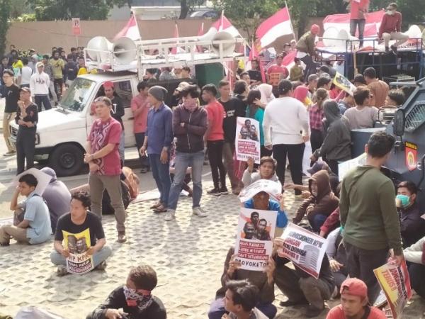 Ratusan pendemo pendukung revisi UU KPK kembali berunjuk rasa di depan Gedung Merah Putih KPK, Kuningan, Jakarta Selatan, Senin (16/9/2019). (Foto: iNews.id/Ilma de Sabrini)