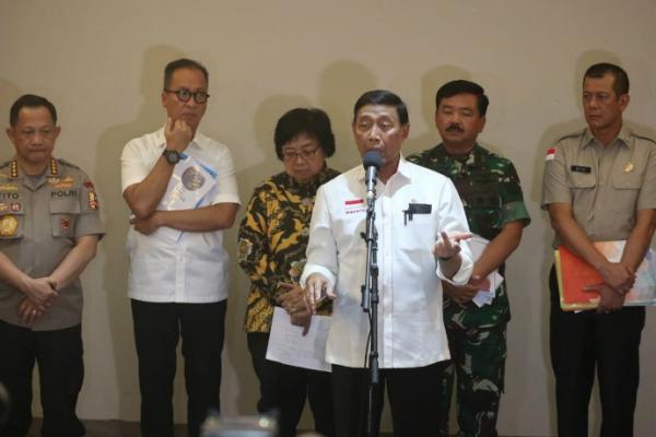 Menteri Koordinator Politik Hukum dan Keamanan (Menko Polhukam) Wiranto dalam konferensi pers usai Rapat Terbatas (Ratas) dengan topik Penanganan Karhutla di Pekanbaru, Riau, Senin (16/9/2019) malam. (Foto: istimewa)
