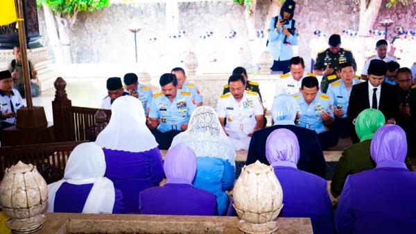Panglima TNI Marsekal TNI Hadi Tjahjanto ziarah ke Makam Bung Karno (MBK) di Kota Blitar, Jawa Timur, Rabu (18/09/2019).