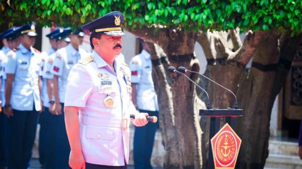 Panglima TNI Marsekal TNI Hadi Tjahjanto saat memimpin upaara penghormatan saat ziarah ke Makam Bung Karno (MBK) di Kota Blitar, Jawa Timur, Rabu (18/09/2019).