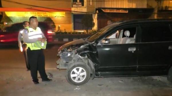 Taksi Online di  Cilegon  Banten Ditabrak Pengemudi Mobil  