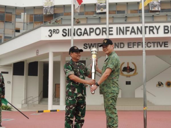 Wakil Kepala Staf Angkatan Darat (KSAD) Letjen TNI Tatang Sulaiman dan Chief of General Staff Singapore Army Brigjen Kenneth Liow memimpin upacara pembukaan Latma Safkar Indopura ke-31, di Kranji Camp III, Singapura, Rabu (18/9/2019). (Foto: Dispenad)