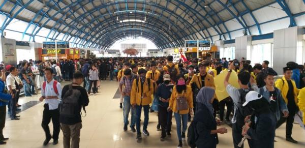 Ribuan mahasiswa dari BEM se-Jabodetabek, yang akan demonstrasi di DPR, telah memenuhi Stasiun Palmerah Jakarta, Selasa (24/9/2019). (Foto: iNews.id/Abdul Rochim)