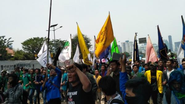 Ribuan mahasiswa merapat ke depan Gedung DPR, Senayan, Jakarta, Selasa (24/9/2019). (Foto: iNews.id/Aditya Pratama)