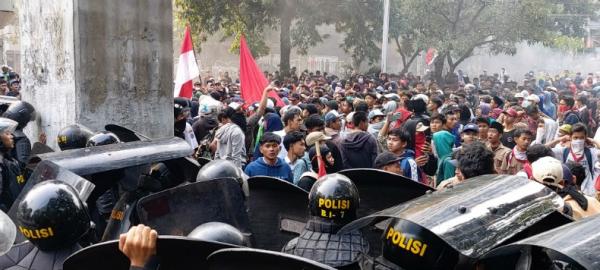 Ratusan pelajar bentrok dengan polisi saat menggelar aksi menolak pengesahan sejumlah RUU di pintu belakang Gedung DPR, Senayan, Jakarta, Rabu (25/9/2019). (Foto: iNews.id/Felldy Utama)