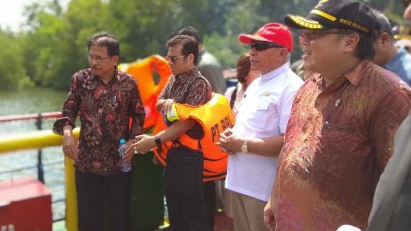 Menteri Perencanaan Pembangunan Nasional, Bambang Brodjonegoro dan Menteri Agraria dan Tata Ruang (ATR) Sofyan Djalil bersama Gubernur Kaltim Isran Noor meninjau lokasi titik nol yang akan menjadi ibu kota baru, Rabu (2/9/2019). (Foto: iNews.id/Wahyu Triyogo)
