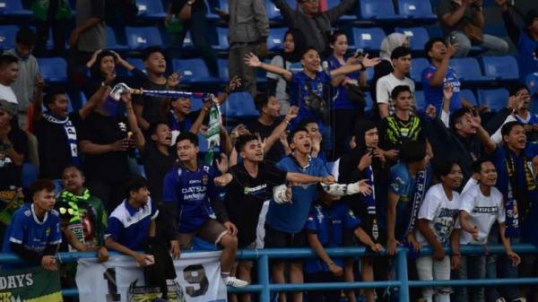 Bobotoh 1 Bobotoh memenuhi tribune saat Persib Bandung menjamu PSS Sleman pada pekan ketiga di Stadion Si Jalak Harupat, Soreang, Minggu (15/3/2020) malam. (Foto: ANTARA/M Agung Rajasa)