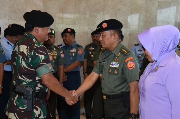 Panglima TNI Marsekal Hadi Tjahjanto memberikan selamat kepada Semenko Polhukam Letjen TNI Tri Soewandono. (Foto: ist)