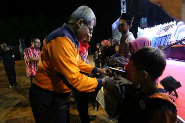 Kepala Pusat Data Informasi dan Humas (Kapusdatinmas) BNPB Agus Wibowo memberikan bingkisan untuk 15 anak yatim di Panimbang, Pandeglang. (Foto: ist)