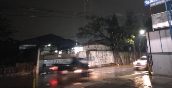 Hujan Deras Guyur Jakarta Truk  Terjebak di Jalan Ambles 