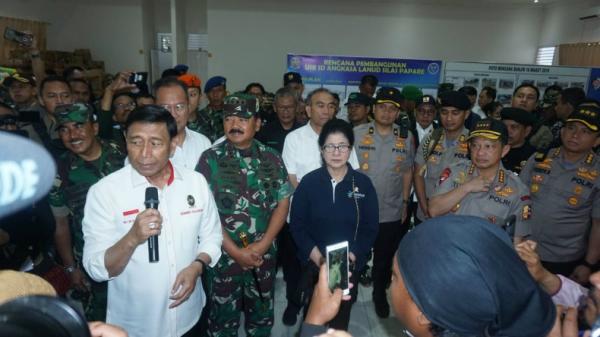 Panglima TNI Marsekal Hadi Tjahjanto menemani Menko Polhukam Wiranto saat mengunjungi pengungsi yang berada di Posko Lanud Silas Papare, Sentani Jayapura, Papua, Rabu (9/10/2019). (Foto: istimewa)