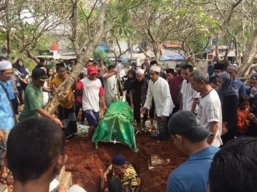 Pemakaman Akbar Alamsyah korban demo rusuh di DPR. (Foto: Okezone/Harits Tryan Akhmad)