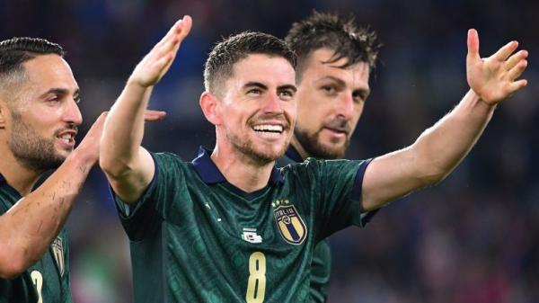 Gelandang Chelsea Ross Barkley (kiri) dan Jorginho merayakan gol mereka ke gawang Liverpool pada putaran kelima Piala FA di Stamford Bridge, Rabu (4/3/2020) dini hari WIB. (Foto: AFP)