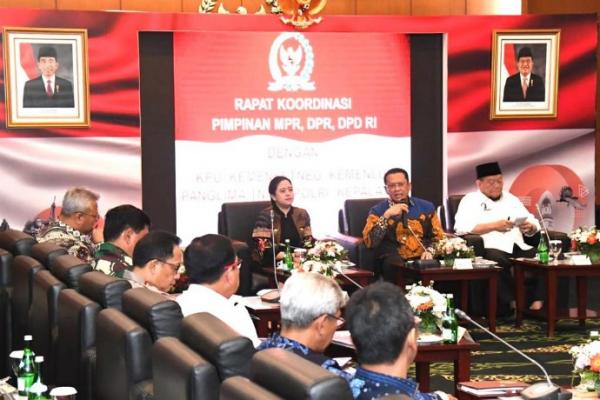 Ketua MPR Bamsoet saat memimpin Rapat Konsultasi Pimpinan MPR RI, DPR RI, dan DPD RI dengan KPU, Panglima TNI, Kapolri, Setneg dan Kepala Badan Intelijen Negara, di Komplek MPR RI, Jakarta, Selasa (15/10/19). (Foto: ist)