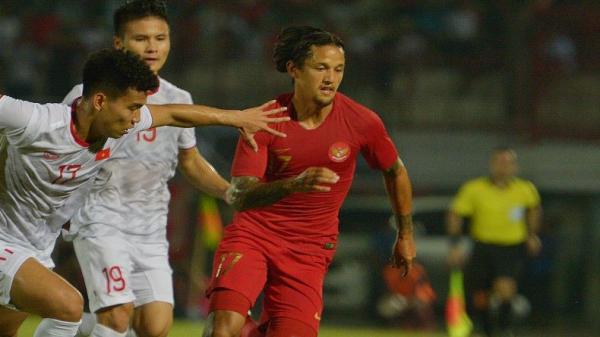 Irfan Bachdim Manajemen PSS Sleman resmi memperkenalkan Irfan Bachdim (kedua kanan) sebagai rekrutan terbaru mereka, Rabu (12/2/2020). (Foto: PSS)