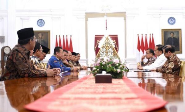 Ketua MPR Bamsoet bersama para wakil ketua saat bertemu Presiden Jokowi di Istana Negara, Jakarta, Rabu (16/10/19). (Foto: ist)