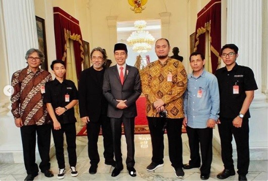 Darwis Triadi bersama lima asistennya saat berfoto bersama dengan Presiden Joko Widodo (Jokowi) di Istana Merdeka. (Foto: instagram)