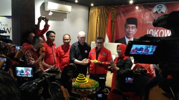 Syukuran relawan Arus Bawah Jokowi (ABJ) atas pelantikan Jokowi dan Ma'ruf Amin di kawasan Cikini, Jakarta Pusat, Senin (21/10/2019). (Foto: iNews.id/Aditya Pratama)