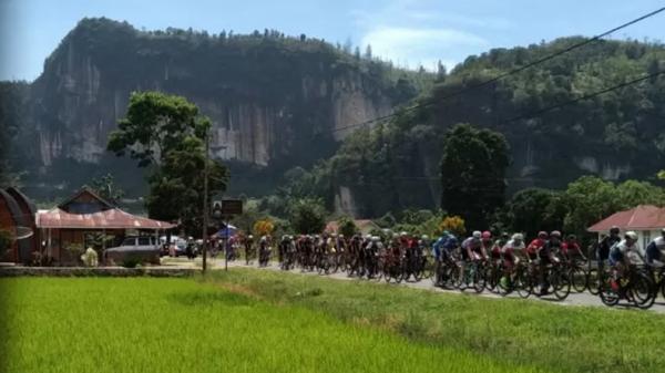 Tour de Singkarak 2019 memulai start di Lembah Harau, Limapuluh kota. (ANTARA)