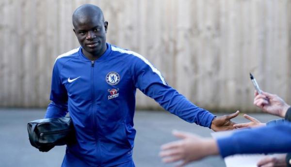 Gelandang Chelsea N`Golo Kante (tengah) dibopong keluar lapangan saat menghadapi Manchester United (MU) pada Premier League, Selasa (18/2/2020). (Foto: Football London)