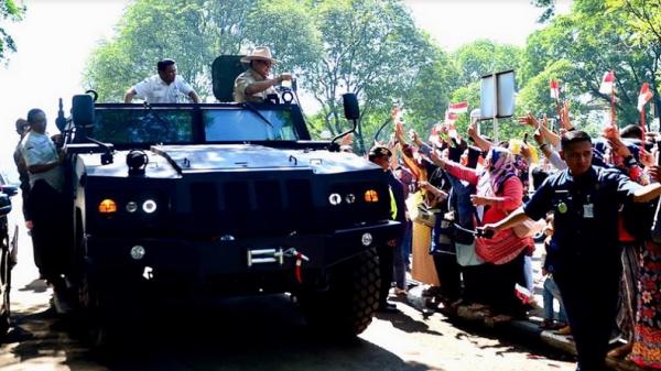 Menhan Prabowo Subianto menjajal kendaraan taktis Komodo buatan PT Pindad (Persero) saat mengunjungi produsen alutsista tersebut di Bandung, Jawa Barat, Rabu (6/11/2019). (Foto: Istimewa).