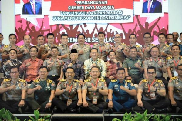Ketua MPR RI Bambang Soesatyo saat berfoto bersama Wakil Presiden Ma’ruf Amin, Menteri Dalam Negeri Tito Karnavian dan Gubernur DIY Sri Sultan Hamengkubuwono dalam Seminar Nasional Sespimti Polri Dikreg ke-28, 'Pembangunan SDM Unggul dan Pancasilais guna Menyongsong Indonesia Emas 2045', di Jakarta, Jumat (8/11/2019).