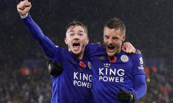 Striker Leicester City Jamie Vardy (kanan) mencetak satu gol ke gawang Arsenal pada pekan ke-12 Premier League di King Power Stadium, Minggu (10/11/2019) dini hari WIB. (Foto: Premier League)