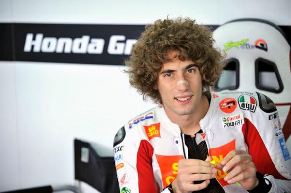 Legenda hidup MotoGP, Valentino Rossi (kanan) tampak akrab dengan mendiang Marco Simoncelli. (Foto: Twitter/@MotorcycleSp)