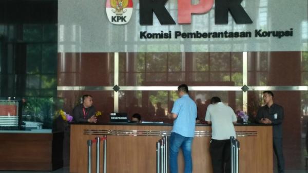Putra Menteri Hukum dan HAM (Menkumham) Yasonna H Laoly, Yamitema Tirtajaya Laoly (tengah) memenuhi panggilan Komisi Pemberantasan Korupsi (KPK), Senin (18/11/2019). (Foto: iNews.id/Aditya Pratama).