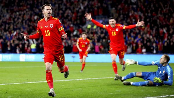 Gelandang Wales Aaron Ramsey (10) merayakan golnya ke gawang Hungaria pada matchday terakhir Grup E Kualifikasi Euro 2020 di Cardiff City Stadium, Rabu (20/11/2019) dini hari WIB.  (Foto: AP)