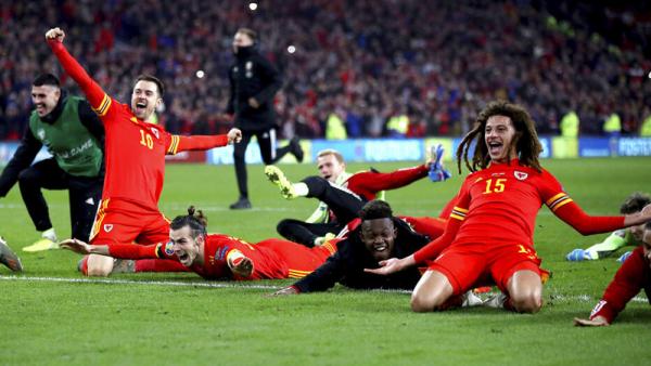 Timnas Wales Para pemain Timnas Wales merayakan sukses ke putaran final Euro 2020 usai melumat Hungaria 2-0 di Cardiff City Stadium, Rabu (20/11/2019) dini hari WIB. (Foto: AP)