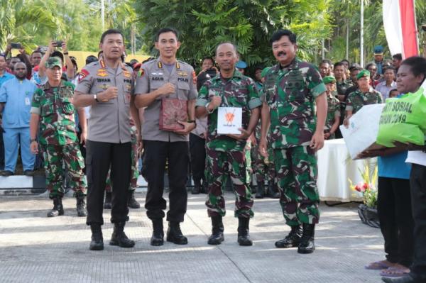 Panglima TNI Marsekal Hadi Tjahjanto bersama Kapolri Jenderal Polisi Idham Azis saat menggelar bakti sosial di Perbatasan Indonesia-Papua Nugini, Skouw, Jayapura, Papua, Rabu (27/11/2019). (Foto: ist)