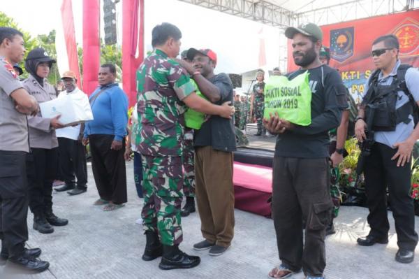 Panglima TNI Marsekal Hadi Tjahjanto bersama Kapolri Jenderal Polisi Idham Azis saat menggelar bakti sosial di Perbatasan Indonesia-Papua Nugini, Skouw, Jayapura, Papua, Rabu (27/11/2019). (Foto: ist)