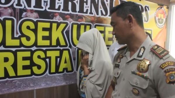 Kapolsek Ulee Lheue AKP Ismail menanyakan alasan NU tega menyeret anaknya yang berusia tiga tahun saat pemaparan kasus di Mapolsek Ulee Lheue Kota Banda Aceh, Aceh, Senin (12/2/2019). (Foto: iNews/Jamal Usis)