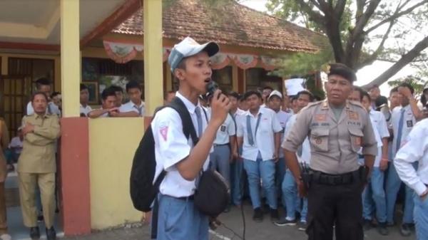Ratusan siswa SMKN I Trowulan Kabupaten Mojokerto, Jawa Timur (Jatim), berdemonstrasi pada hari pertama ujian sekolah, Senin (2/12/2019). (Foto: iNews/Sholahudin)