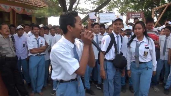 Ratusan siswa SMKN I Trowulan Kabupaten Mojokerto, Jawa Timur (Jatim), berdemonstrasi pada hari pertama ujian sekolah, Senin (2/12/2019). (Foto: iNews/Sholahudin)