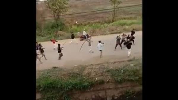 Sejumlah pelajar dari 2 SMP berbeda tawuran menggunakan senjata tajam di Tangerang, Banten, Kamis (28/11/2019). (Foto: iNews/Aimar Rani)