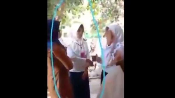 Screen shoot video viral yang memperlihatkan guru perempuan dan siswi berkelahi karena masalah ponsel, viral di Kabupaten Bulukumba, Sulawesi Selatan, Selasa (3/12/2019). (Foto: iNews/Sulaiman Nai)