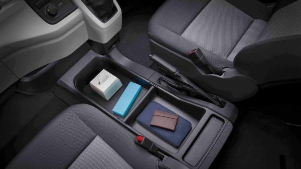 Kursi pengemudi dan penumpang HiaAce Premio dengan kompartemen lapang dan mewah. (Foto: Toyota)